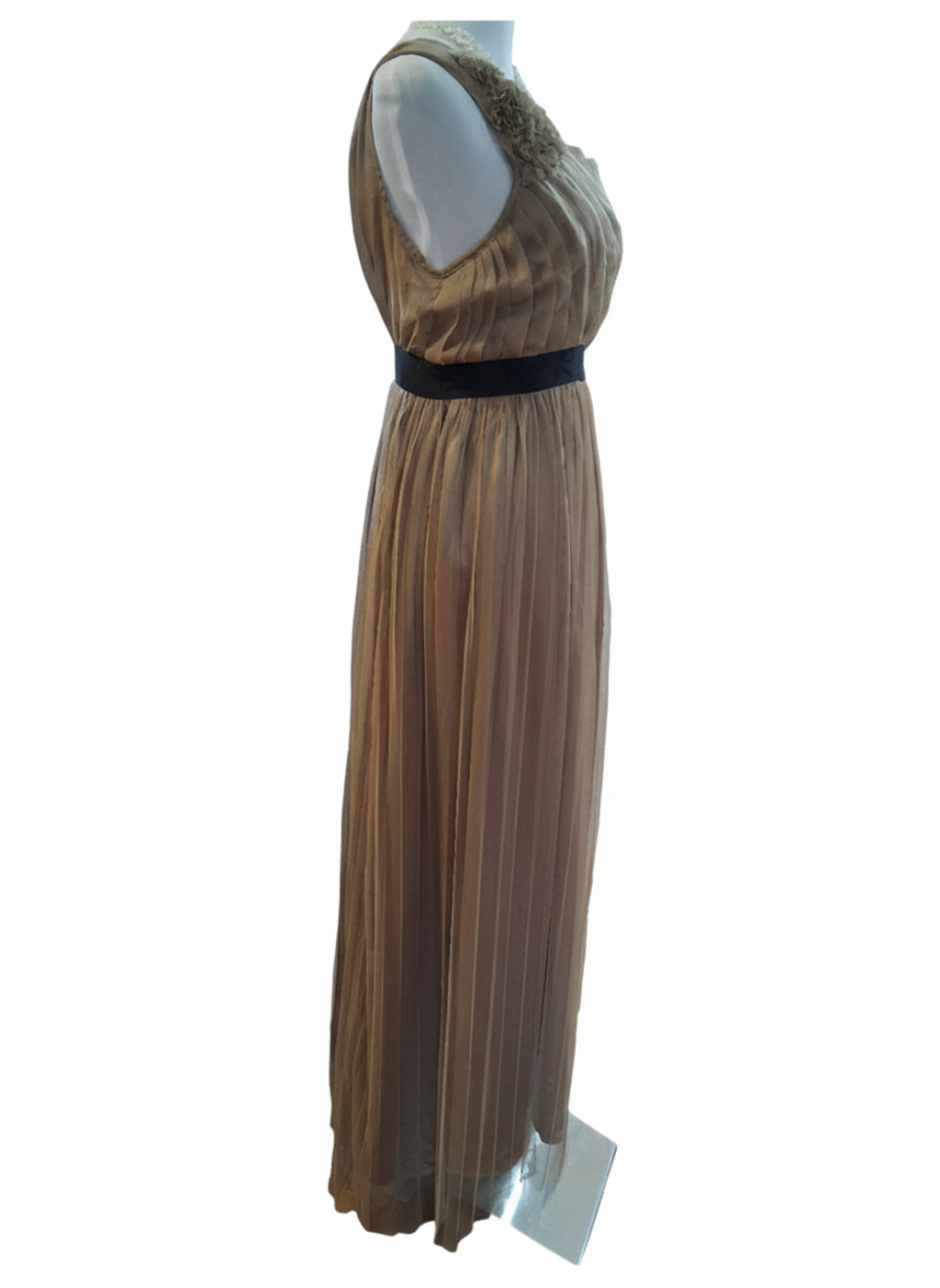 Vestido de Gala Asimétrico Color Moka con Tules Plisados y Cinturón de Contraste - Imagen 7