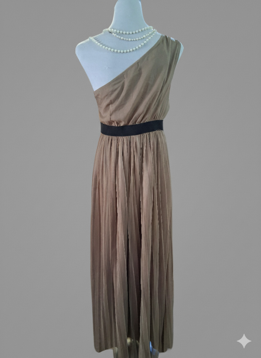 Vestido de Gala Asimétrico Color Moka con Tules Plisados y Cinturón de Contraste - Imagen 8