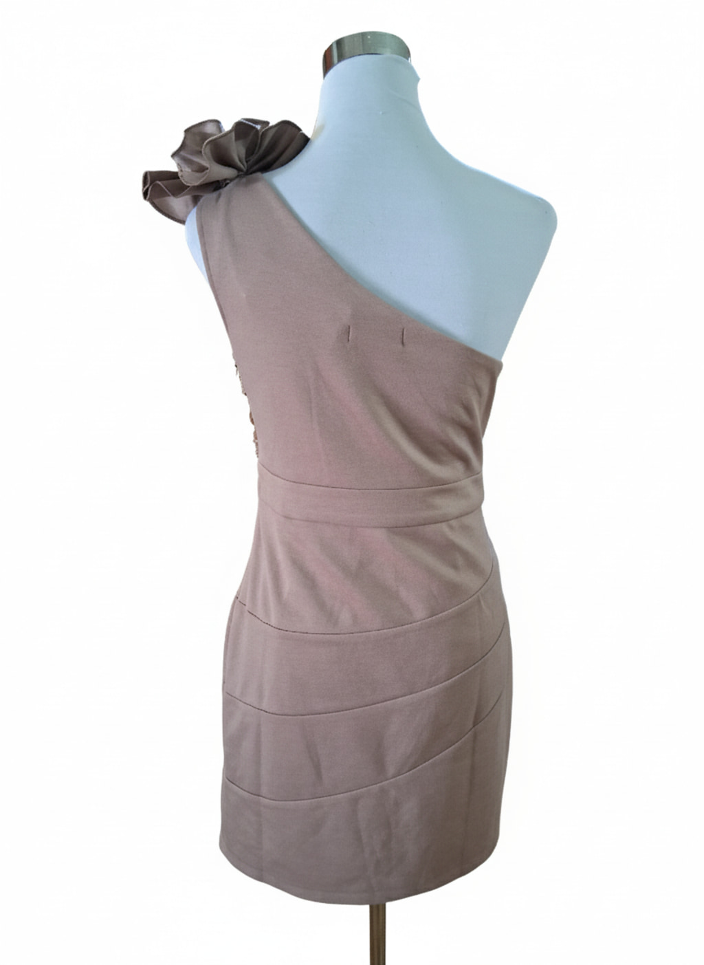 Vestido Mini Asimétrico Color Nude/Café Claro con Encaje y Flor 3D - Imagen 6