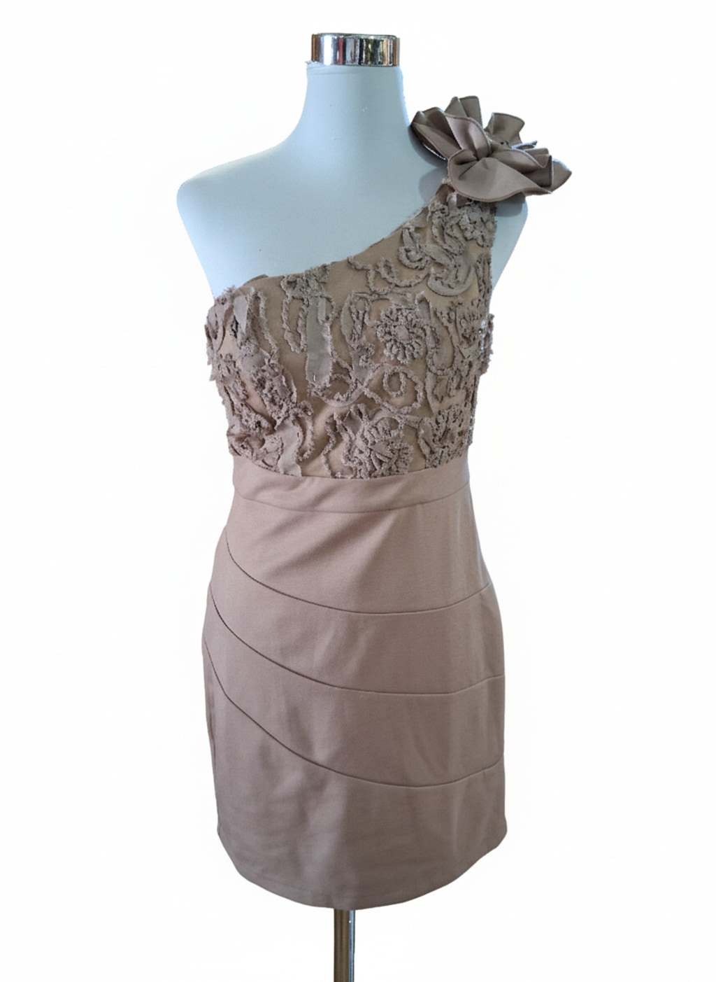 Vestido Mini Asimétrico Color Nude/Café Claro con Encaje y Flor 3D - Imagen 7