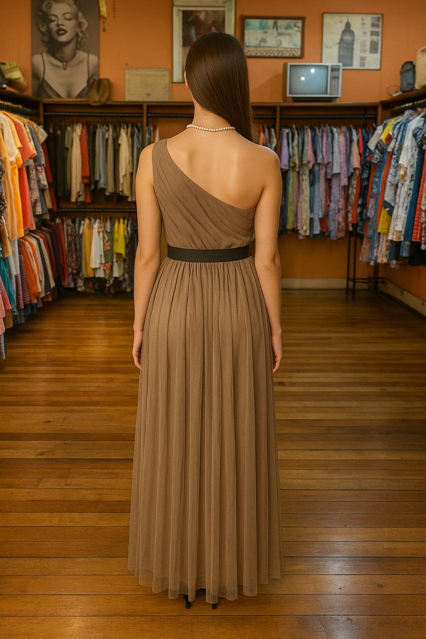 Vestido de Gala Asimétrico Color Moka con Tules Plisados y Cinturón de Contraste - Imagen 2